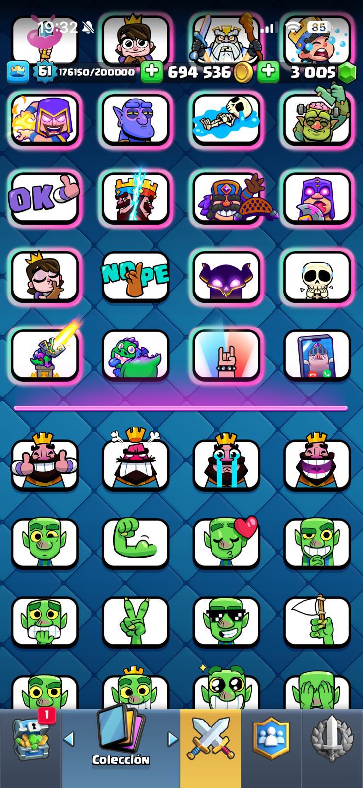 359 CLASH! MINI GRIAL! 10,030 COPAS! 1 CARTA AL 16 MAX! 12 CARTAS AL 15! 54 CARTAS AL 14! 26 CARTAS EVOLUTIVAS! 170 EMOTES EXCLUSIVOS Y PEDIDOS! 23 TORRES! INSIGNIA OG DE 9 AÑOS! +500M MONEDAS Y +3K GEMAS! (2199mx) @everyone